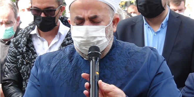Koronadan vefat eden babasının namazını gözyaşlarıyla kıldırdı