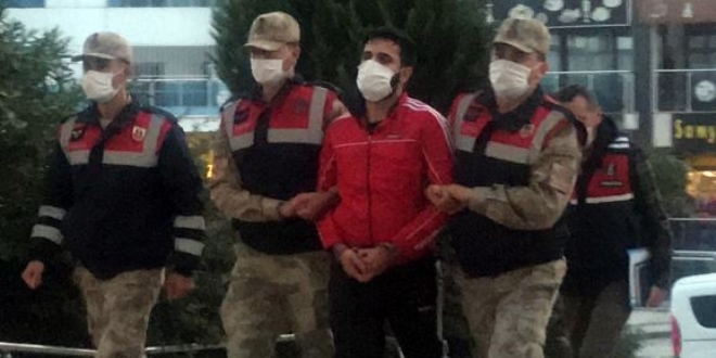 Kontrol noktasından elinde tabancayla geçtiği görüntüyü paylaşan kişi yakalandı