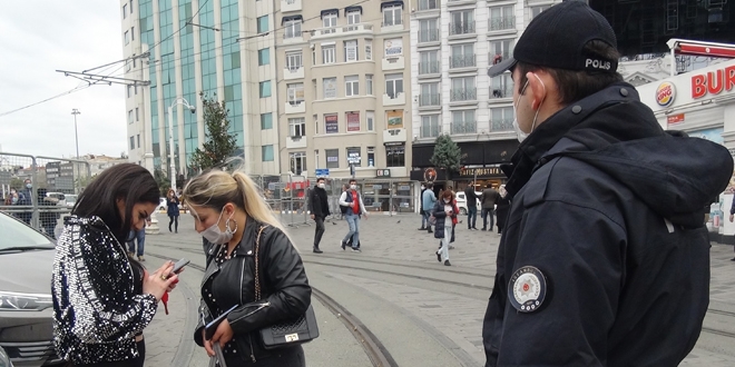 Maske takmadıkları için ceza yiyen kadınlar, gazetecilere saldırdı