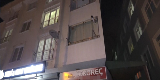 Kokoreççi görünümlü pavyona polis baskını
