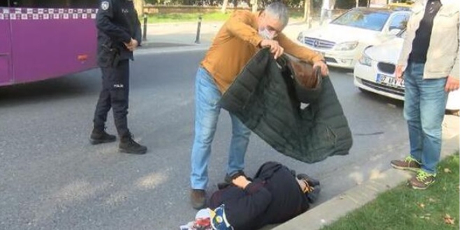 Yerdeki yaralı üşümesin diye ceketini örttü