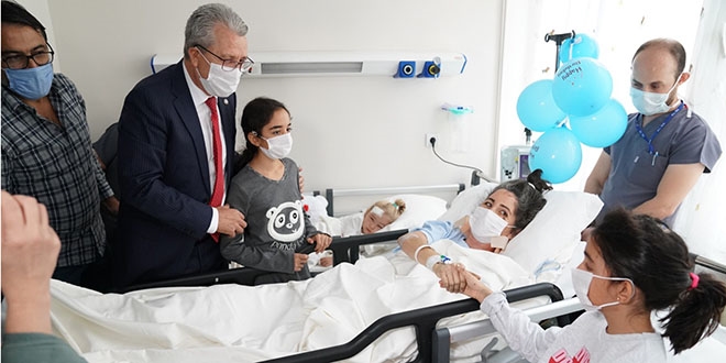 65 saat sonra enkazdan kurtarılan Elif ve ailesi taburcu oldu