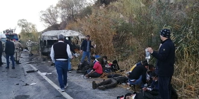 Van'da mültecileri taşıyan minibüs kaza: 2 ölü, 22 yaralı