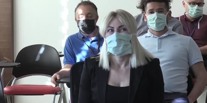 Korona aşısı yapılan Rektör: Ya koronavirüs olacağız ya aşı