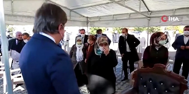 Vali Aydoğdu, ayakta kalan kadınlar için protokol koltuğunda yer açtı