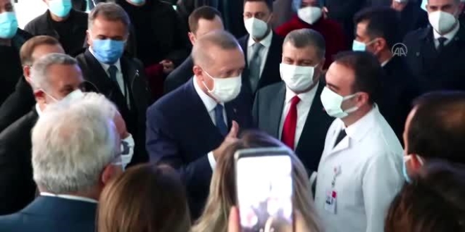 Cumhurba�kan� Erdo�an, sa�l�k �al��anlar� ile sohbet etti