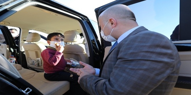 A�r� Valisi Dr. Varol makam arac�n� �ocuklara tahsis etti