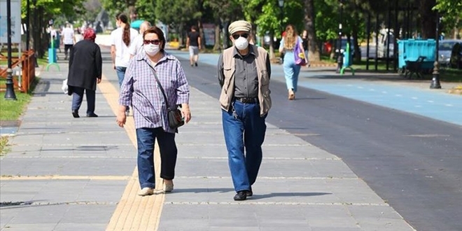 Bilim Kurulu �yesi: 65 ya� �st� ki�ilerin g�nl�k ya�amda aktif ki�ilerle kar��la�mamas� laz�m