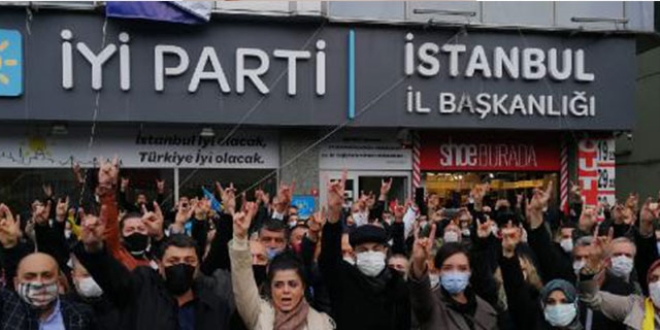 İYİ Parti üyesi bir grup eylem yaparak İstanbul İl Başkanı'nın istifasını istedi