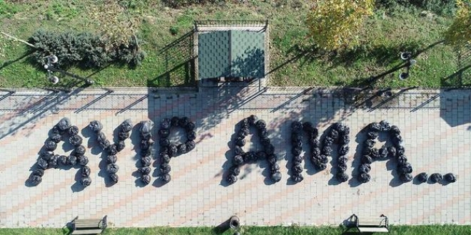 Temizlik işçileri çöp torbalarıyla 'Ayıp ama' yazdı