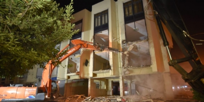 Ağır hasarlı belediye binasının yıkım çalışmaları başladı