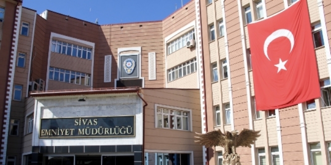 Vergi levhasını polislerin üstüne atan esnaf hakkında işlem başlatıldı