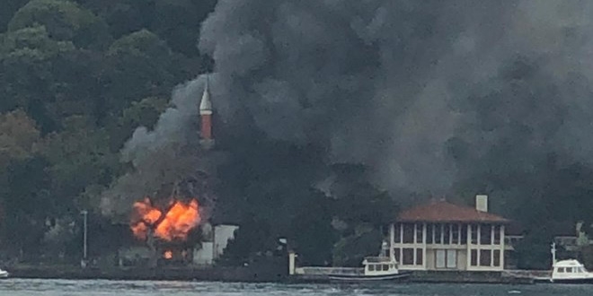 Tarihi Vaniköy Camii'nde yangın çıktı