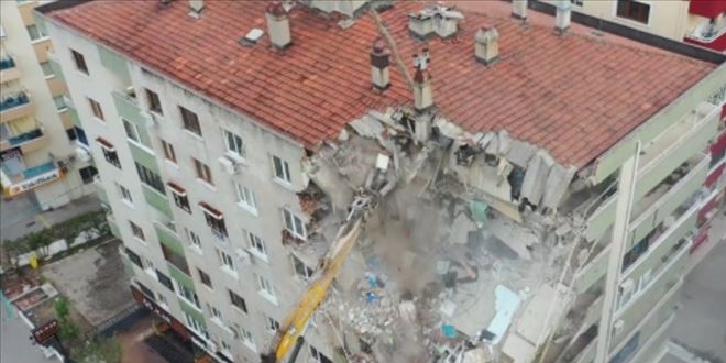 İzmir'de ağır hasarlı binaların yıkımı sürüyor