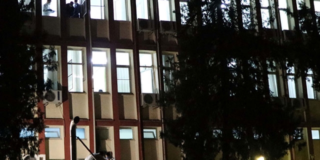 Hastane odas�n�n penceresinden atlay�p, intihar etti