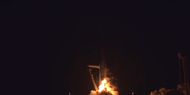 NASA, 4 astronotu taşıyan SpaceX'e ait uzay aracını fırlattı