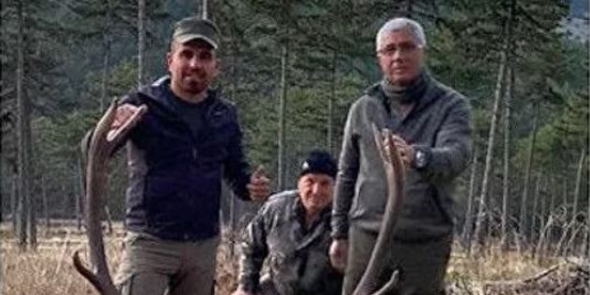 Kızıl geyik avlayan eski belediye başkanı: Parasını verdim
