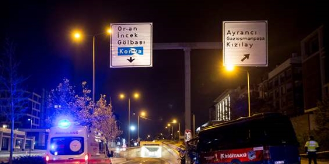 Başkentte dolmuş yön levhası direğine çarptı: 1 ölü, 1 yaralı