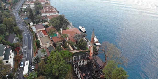 Üsküdar'da yanan Vaniköy Camii'nin son hali havadan görüntülendi