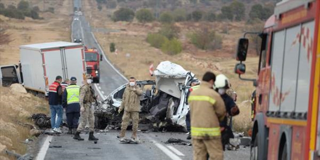 Mardin'de trafik kazası: 1 kişi öldü, 2 kişi ağır yaralandı