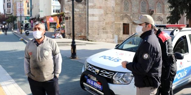 Maskesini düzgün takmayan şahıstan polise ilginç soru: Sen hiç maskeni indirmiyor musun?