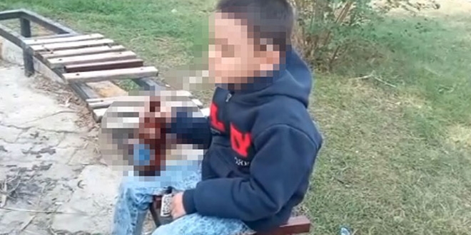Küçük çocuğa sigara içirip, eline içki şişesi verdiler