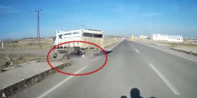 Polisin yaralandığı kaza kask kamerasına böyle yansıdı
