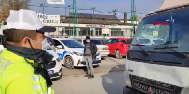Kamyonet sürücüsüne solmuş Türk bayrağı cezası