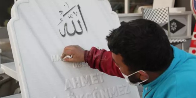 Mezar taşı ustasının 'korona' mesajı: Maske takmadığınız için teşekkür ederiz