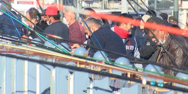 Manzara yine aynı! Eminönü'nde korkutan kalabalık