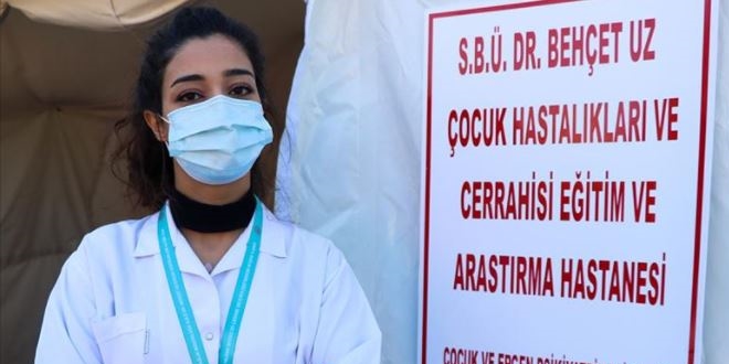 Doktor Hilal Çakar, çadır kentte çocuklar için mesai yapıyor