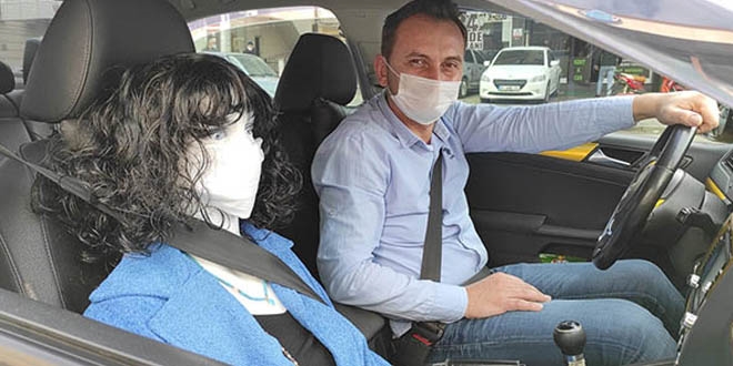 Taksi şoförü, sosyal mesafeye uyulması için ön koltuğa cansız manken oturttu