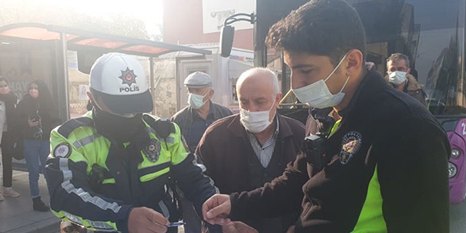 Fazla yolcuyla polise yakalandı, 'bedava taşıyoruz' dedi