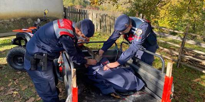 Jandarma, yaral� karacan�n �zerine ���memesi i�in montunu �rtt�