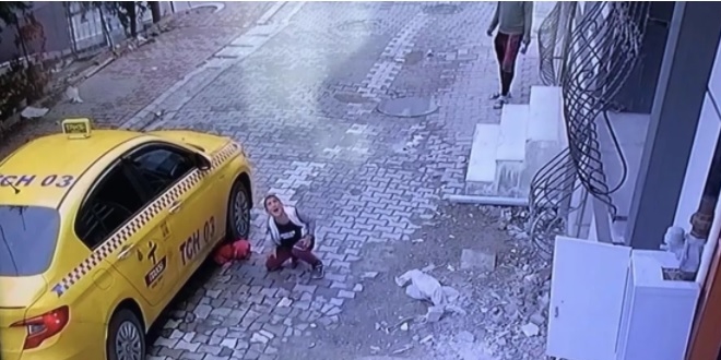 Kahreden olay! Küçük çocuk taksinin altında kaldı, ağabeyi baygınlık geçirdi