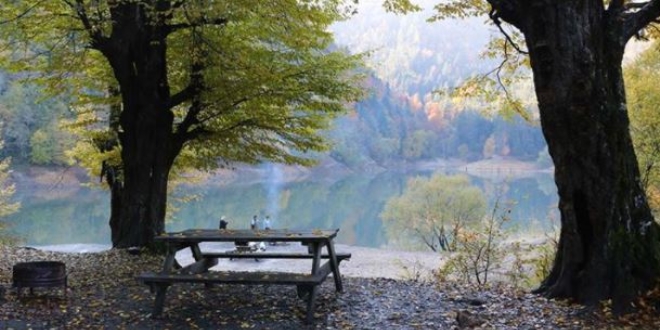 Sülüklügöl Tabiat Parkı'nda sonbaharın güzellikleri yaşanıyor