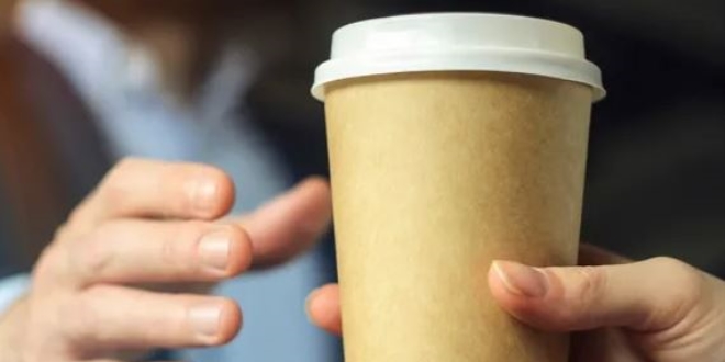 Kağıt bardaklar milyarlarca mikroplastik parçacık yayıyor