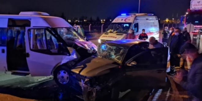 Servis minib�s� ile otomobil �arp��t�: 6's� asker, 8 yaral�