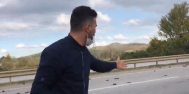 D-100 karayolunda onlarca �l� s���rc�k ku�u g�ren vatanda�lar �a�k�na d�nd�