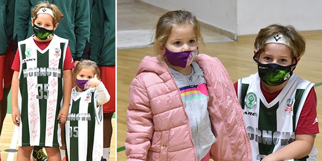 Minik Ayda'dan basketbol sahasında 'iyiyim' pozu
