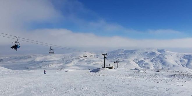 Erciyes Kayak Merkezi'ne kar yağdı