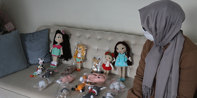 Öğretmen olarak atanamadı, 'amigurumi' satarak evine destek oluyor
