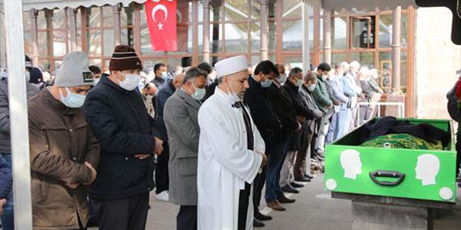 Karantinadaki başkan, babasının cenaze törenini sosyal medyadan izledi