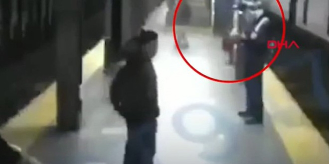 Korkutan olay! Tren bekleyen yolcuyu raylara itti