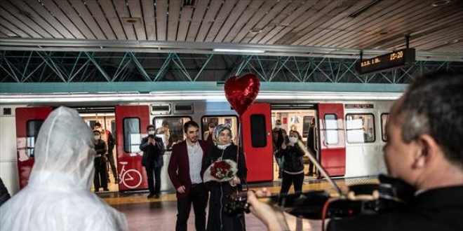 Engelli genten metro istasyonunda engelli sevgilisine srpriz evlilik teklifi