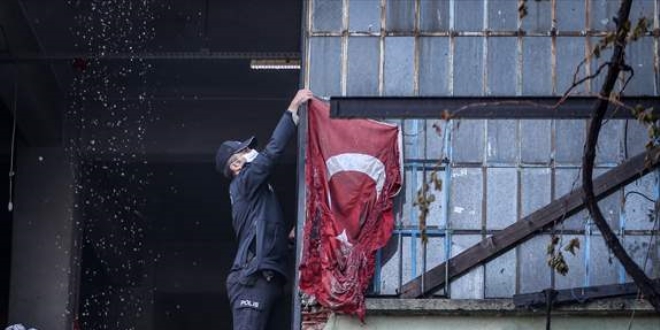 Bursa'da yangında zarar gören Türk bayrağını polis ekipleri koruma altına aldı