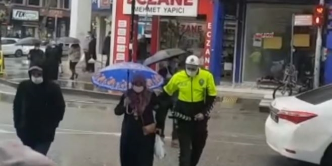 Yolun karşısına geçmeye çalışan kadına polis eşlik etti