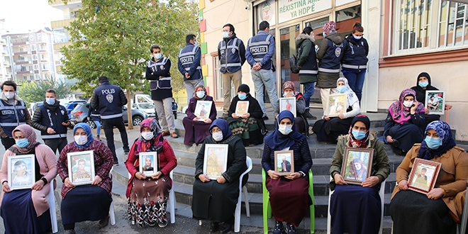 Diyarbakır annelerinin oturma eylemine iki aile daha katıldı