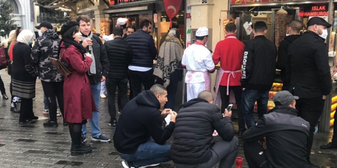 Taksim'de restoranların önü doldu taştı