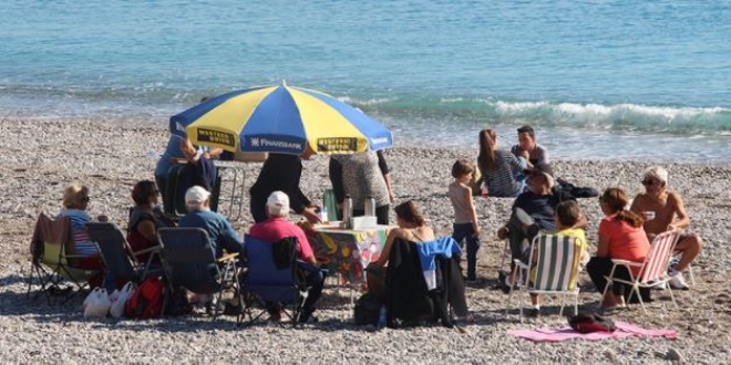 Antalya'da 65 yaş ve üstü vatandaşların deniz keyfi